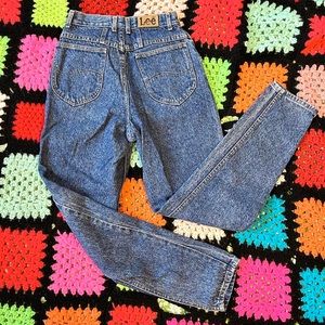 Super cool vintage 80s /90s  medium wash Lee mom jeans!